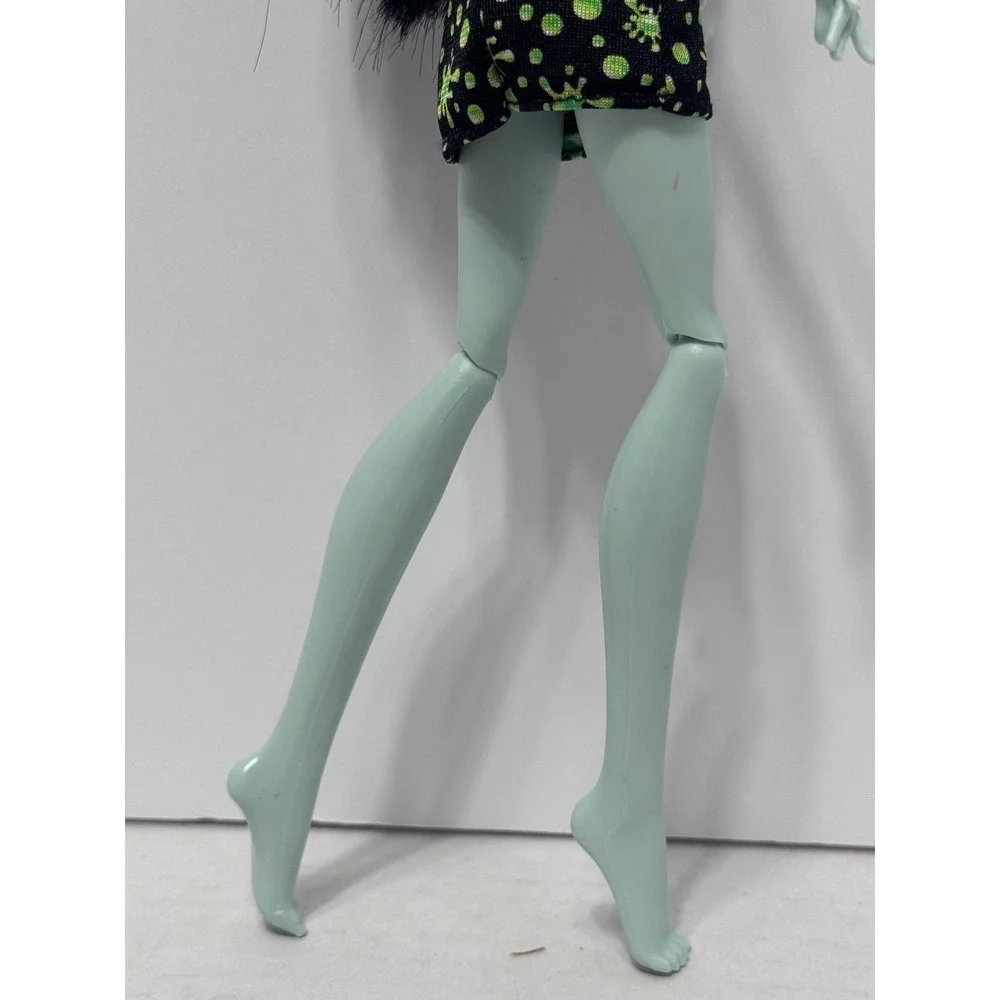Monster High Ghoul Fair Scarah Screams Doll fashion doll toy with dress